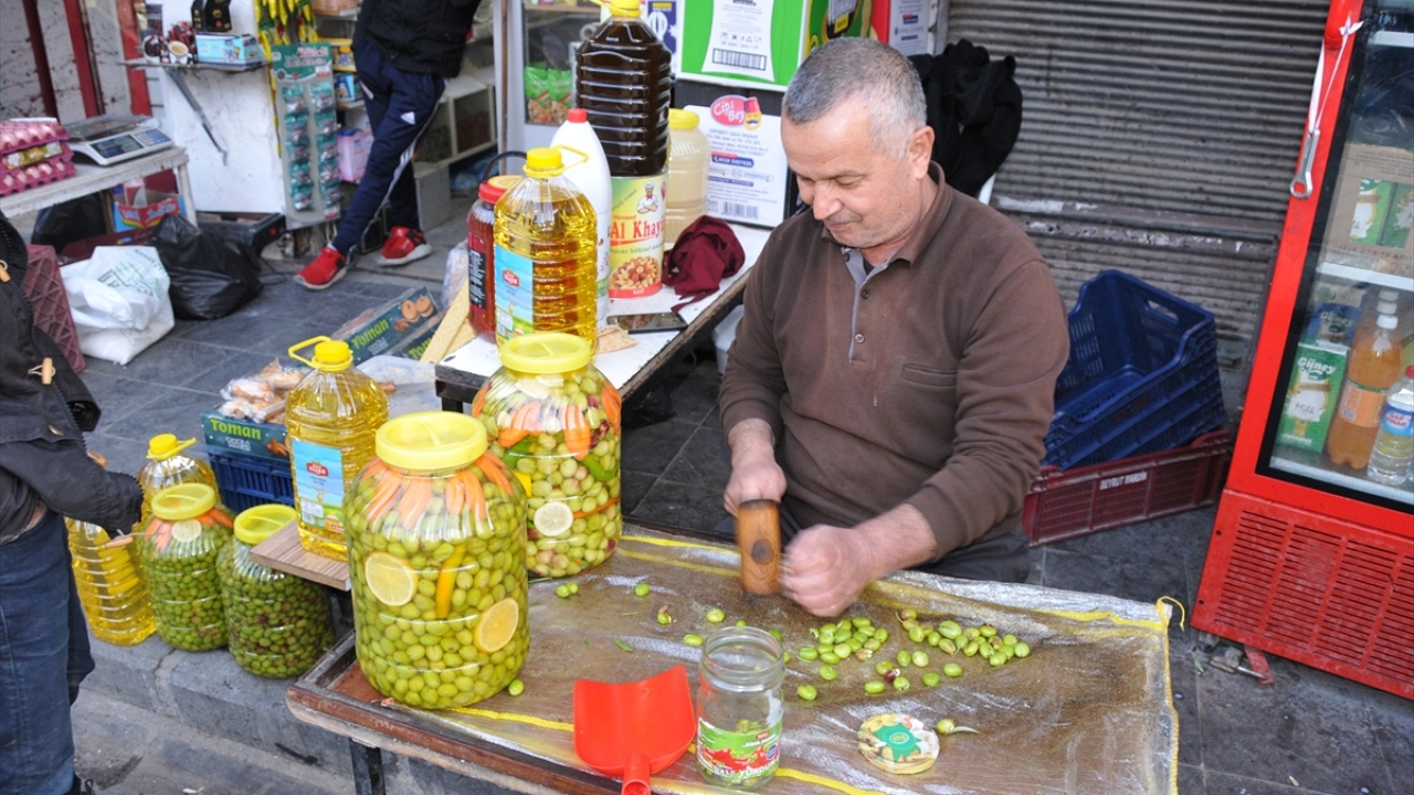 Mezopotamya Zeytinyağı Tesisinden Erkan Doğan, 20 ton kapasiteli tesiste günde ortalama 15 ton zeytini yağa dönüştürdüklerini belirtti.