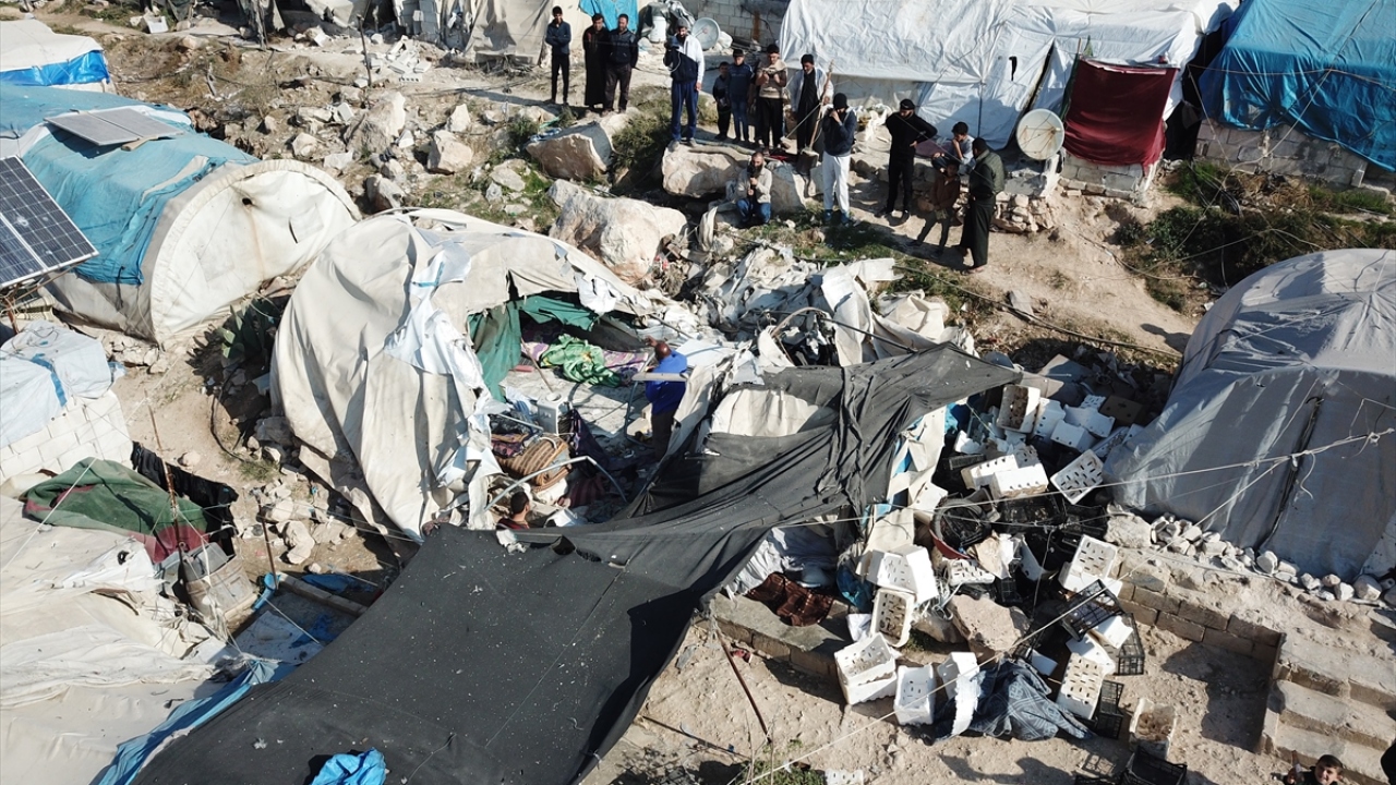 havadan çektiği görüntülerde çadırların ve tuğla duvarların yıkıldığı, bir kısmının yandığı görüldü. 