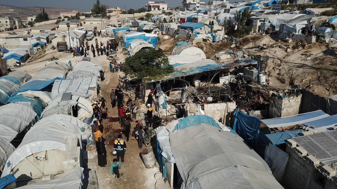 Diğer çadır kamp sakini Ebu Ammar, Esed rejiminin yaşadıkları yerleşimleri bombalamasının yetmediğini, sığındıkları çadırları da bombalamaya başladığını söyledi.