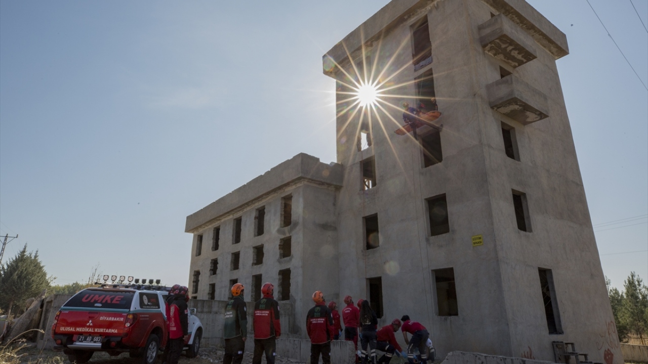13 kurum ve kuruluştan farklı branşlarda 188 personel ve 37 donanımlı aracın görev aldığı tatbikat, bilgilendirme ve senaryo tanıtım toplantısının ardından başladı.