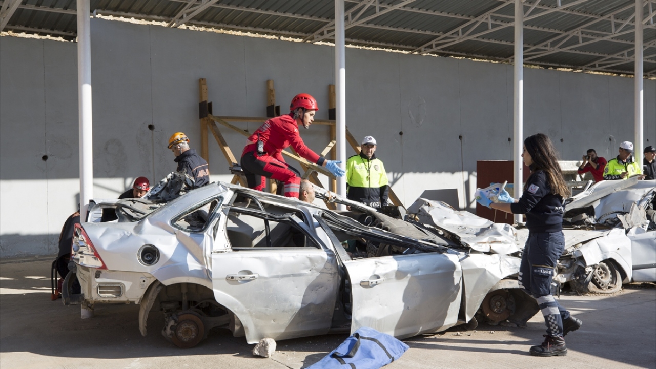 Senaryo gereği ilk olarak meydana gelen trafik kazasında araçta sıkışma vakasına Emniyet Müdürlüğü, AFAD, itfaiye, UMKE ve 112 Acil Sağlık ekipleri sıralı şekilde sahada uygulama yaparak yaralıları kurtardı, gerekli müdahaleyi yaptı.