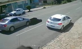 Kamyon yolu çökertti, arkadan gelen otomobil çukura düştü