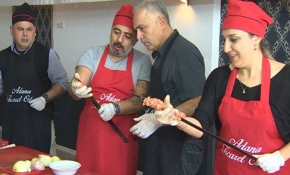 Adana kebabını yapmayı ustalarından öğrendiler