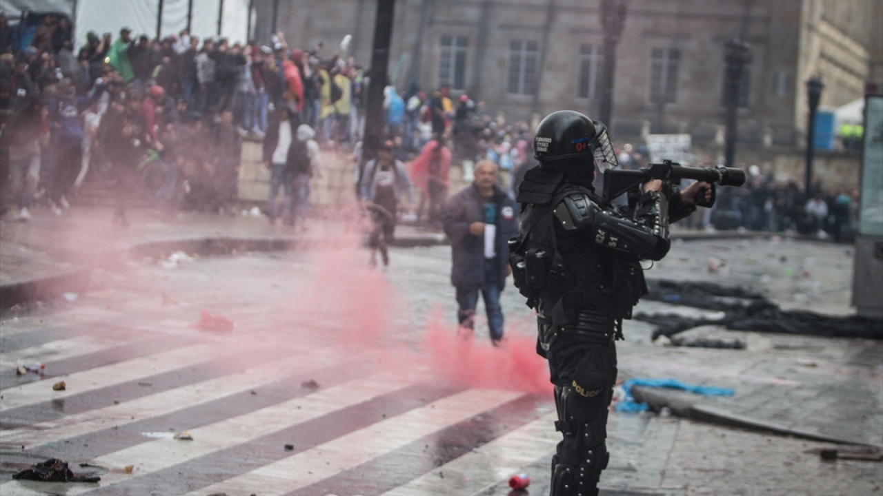 Bogota’da protestocular, farklı bölgelerden harekete geçerek kentin tarihi merkezindeki Bolivar Meydanı’na kadar yürüdü.