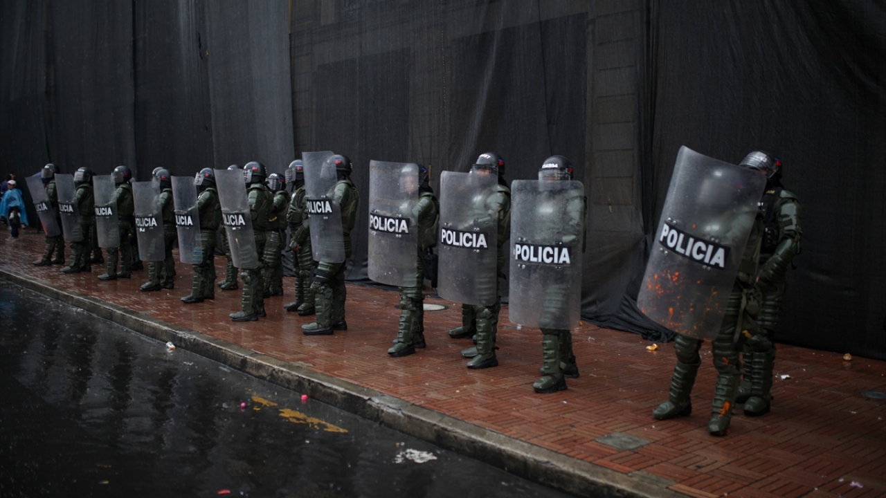 Kolombiya hükümeti bugün başlayan genel grev nedeniyle bütün kara ve deniz sınırlarını geçici süreliğine kapatma kararı vermişti. 