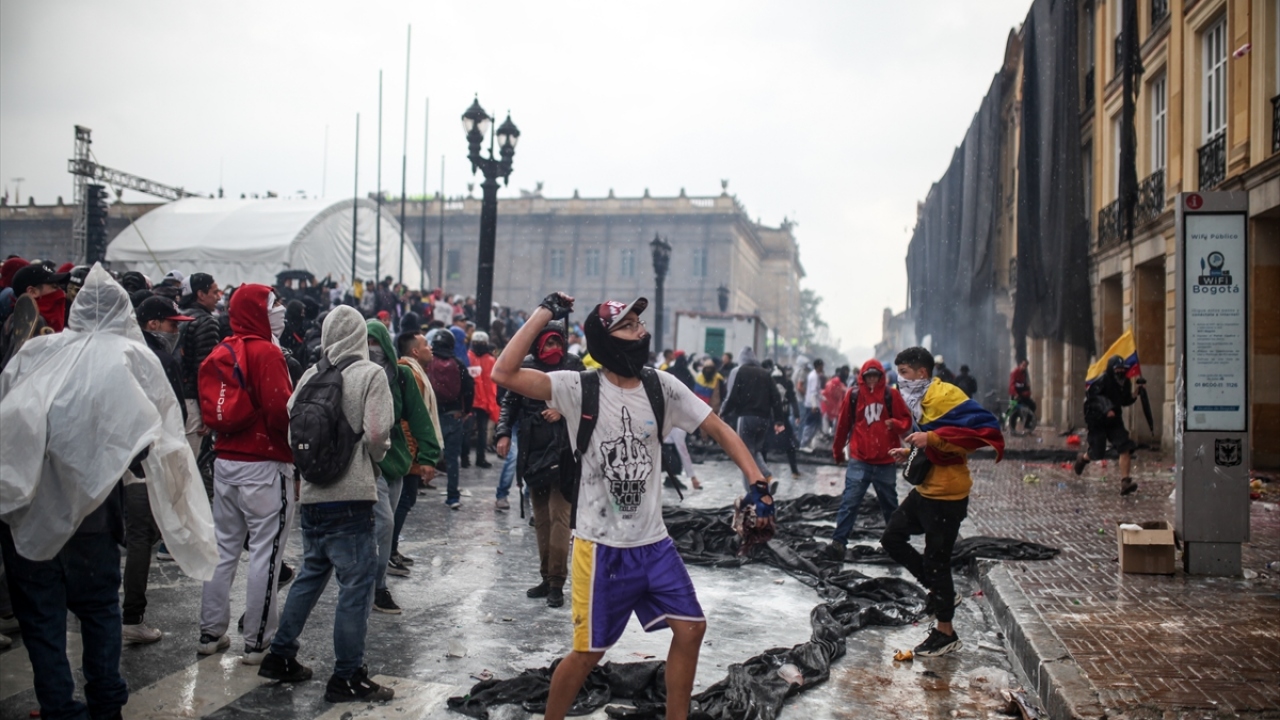 Göstericilerin ana yolları çöp konteynırlarıyla kapatması sonucu ulaşımda büyük aksaklıklar yaşanıyor. 