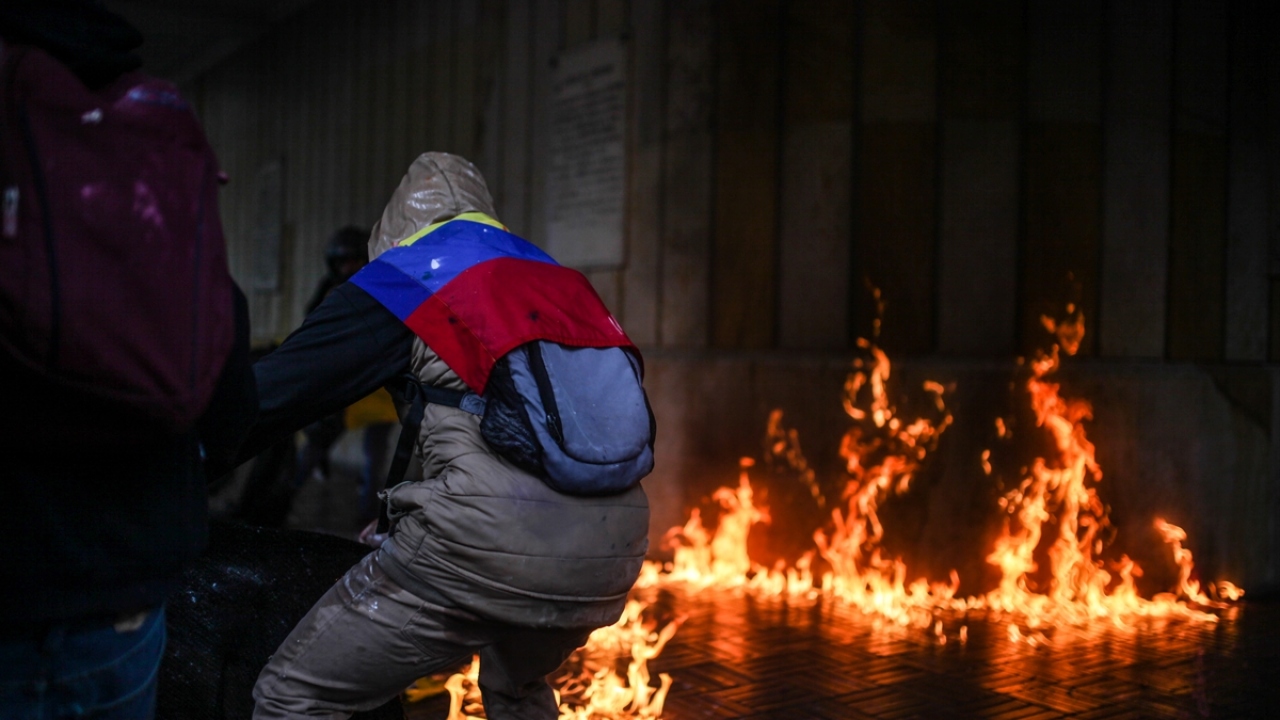 Taş ve molotofkokteyli atan göstericilere Kolombiya çevik kuvvet polisi ESMAD da göz yaşartıcı gaz ile müdahale ediyor.