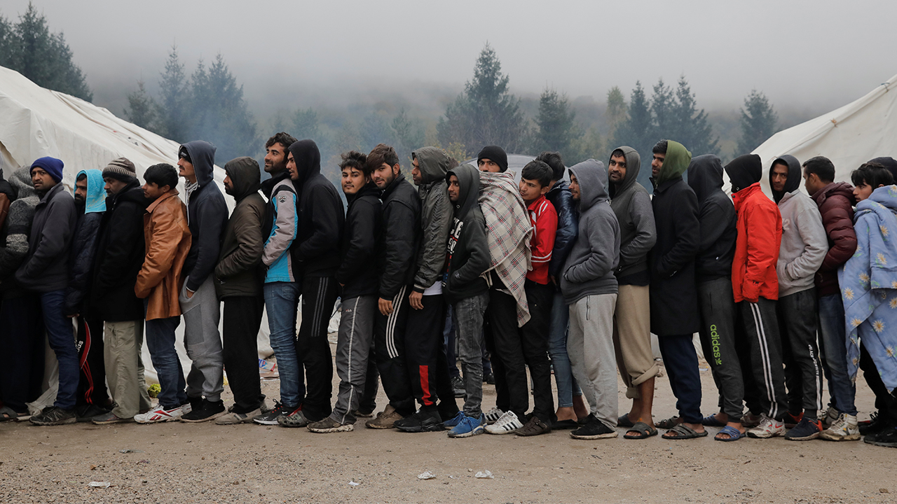 Çadır kampta incelemelerde bulunan Kınık, burada ağır koşullar altında yaşayan göçmenlerin sıkıntılarını dinledi.