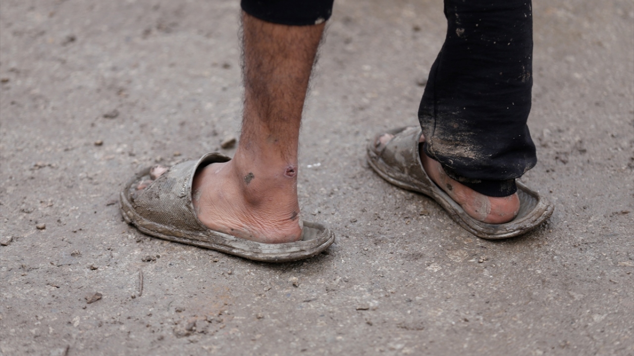 Bu arada, Vucjak`ta kalan düzensiz göçmenlere Türk Kızılay tarafından kazak, battaniye, uyku tulumu, diş macunu ve havlu dağıtıldı.
