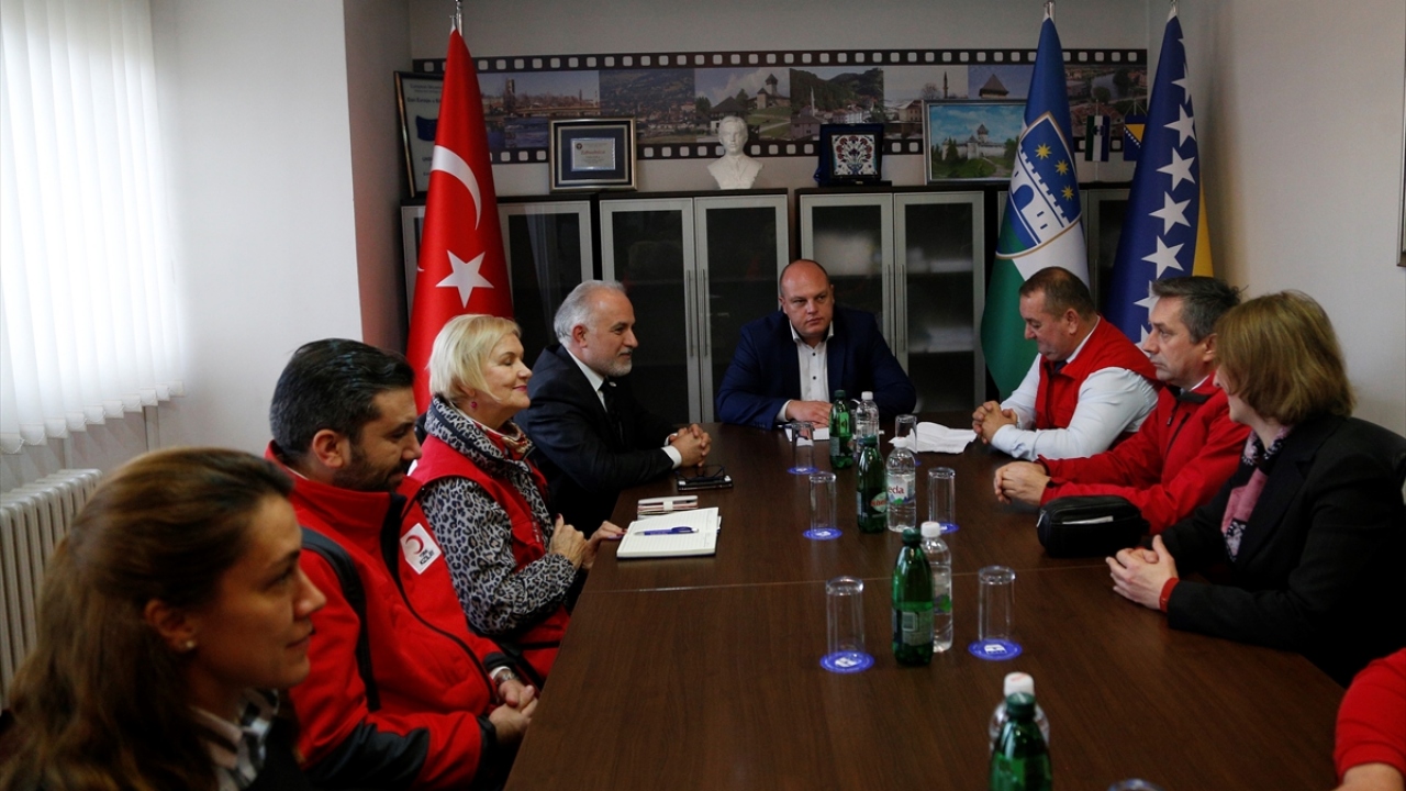 Uluslararası Kızılay ve Kızılhaç Dernekleri Federasyonunun (IFRC) Avrupa ve Orta Asya Başkanı sıfatıyla Bosna Hersek`e gelen Kınık, Bihaç şehrinde Una-Sana Kantonu Başbakanı Mustafa Ruznic ve diğer yetkililerle de görüştü.