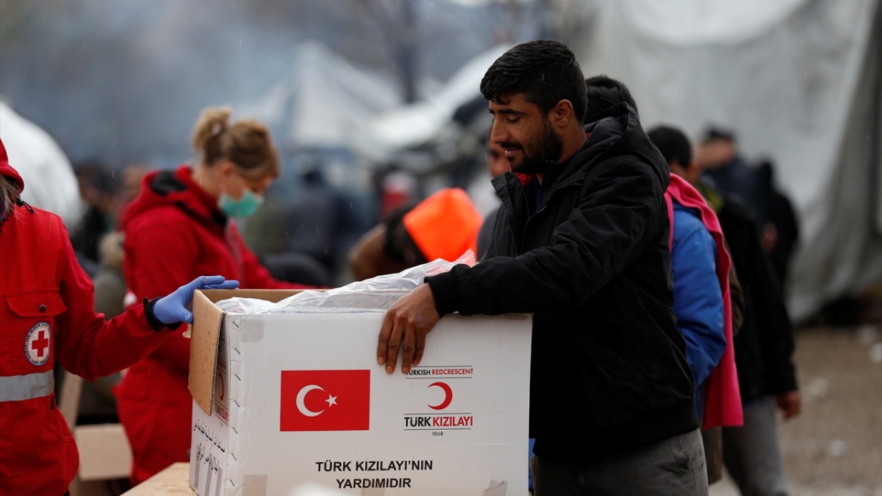 Türkiye`den 5 tırlık insanı yardım malzemesinin, Bosna Hersek`e ulaştığını anımsatan Kınık, "3 bin civarında insanı barındırabilecek kapasitemiz var. Bu insanlara daha insani şartlarda koruma sağlayabiliriz." diye konuştu.