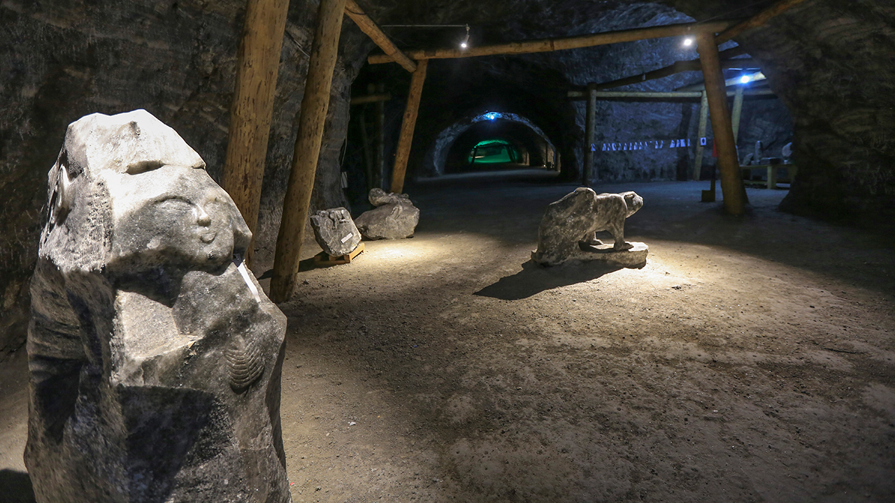 İl merkezine yaklaşık 20 kilometre uzaklıkta bulunan ve yıllarca yapılan üretim sonucu içinde birçok galeri oluşan yerin 150 metre altındaki mağaranın, astım, bronşit, akciğer hastalıklarının tedavisine iyi geldiği biliniyor. 