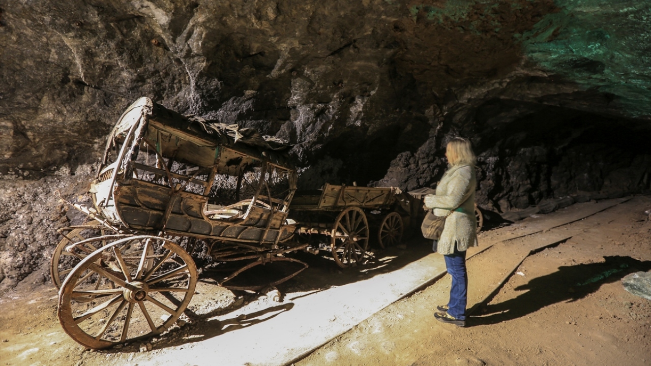 Mağara içerisinde, önceki dönmelerde tuz çıkartmak ve taşımak için kullanılan araçlar da yer alıyor.