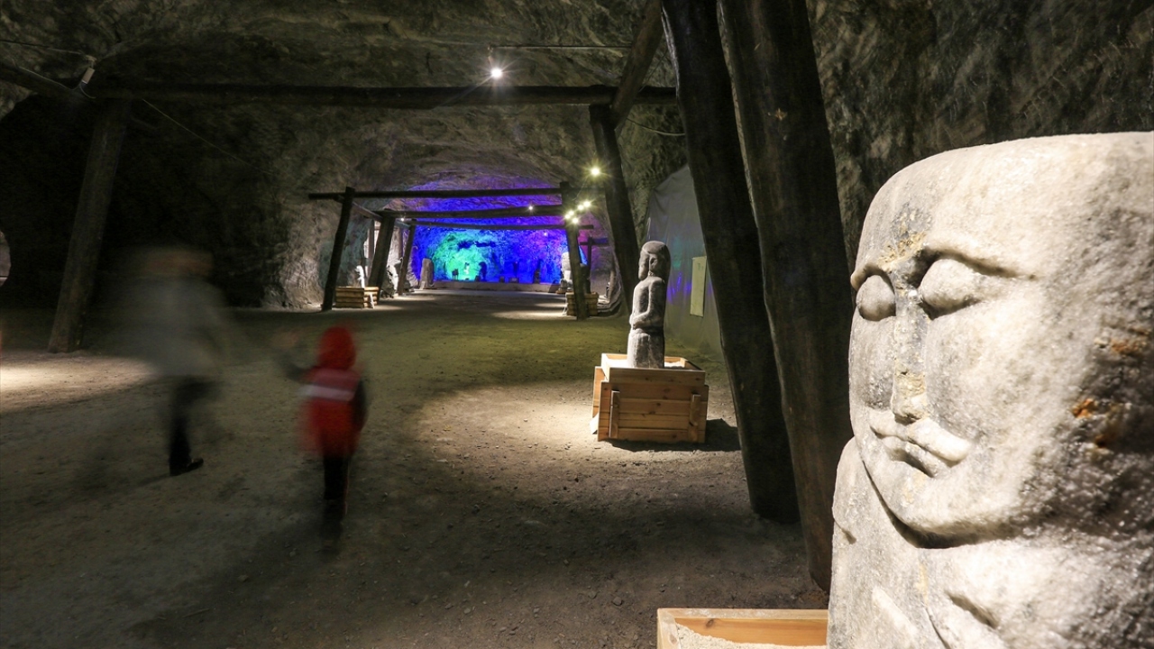 Mağara, içinde açılan sergilerle sanatsal faaliyetlere de ev sahipliği yapıyor.