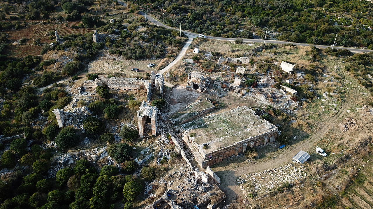 Antik kentteki limana gelen gemilerdeki mürettebatın, banyo ihtiyaçlarını karşılamak için kullandığı değerlendirilen hamamın, milattan sonra 4 ile 7. yüzyıl arasında yapıldığı tahmin ediliyor.