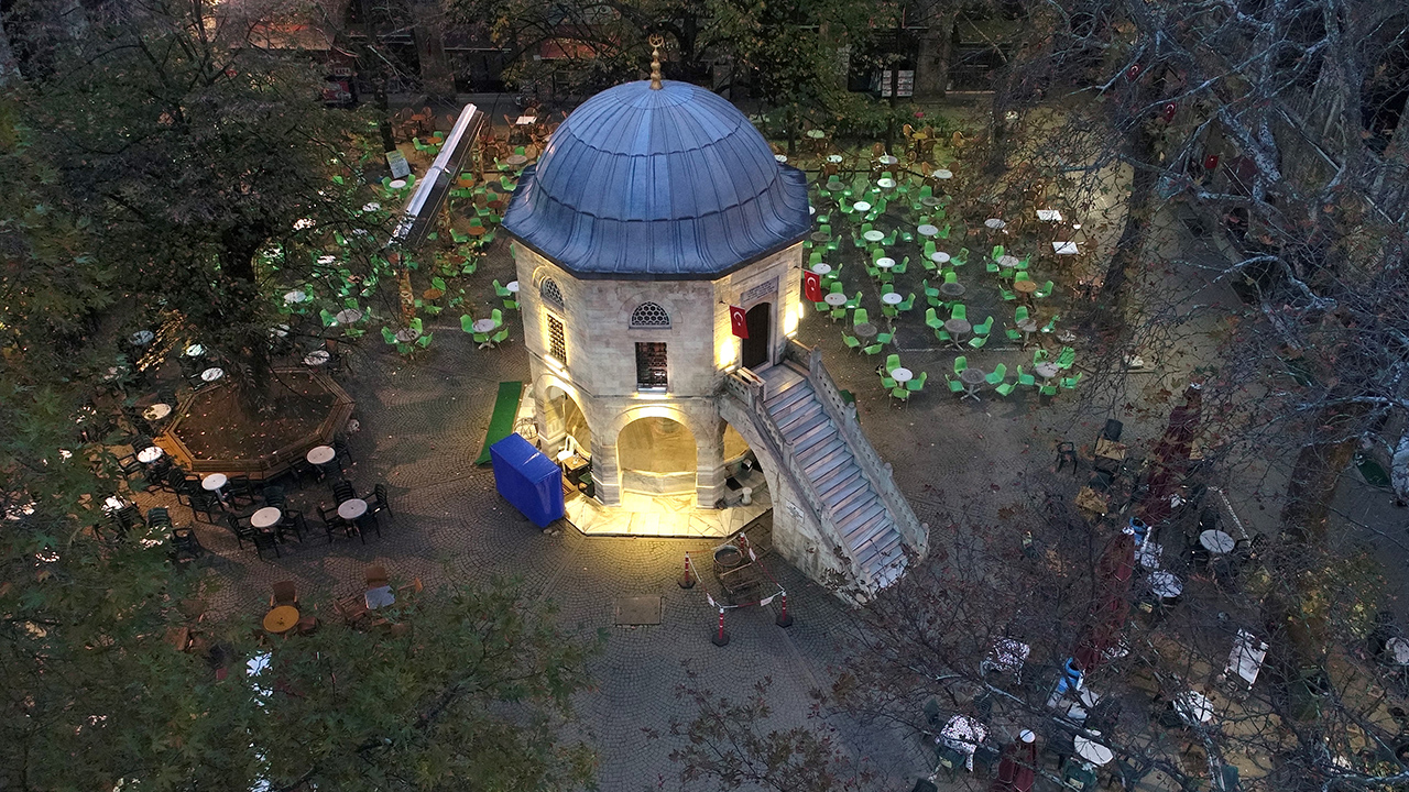 UNESCO Dünya Miras Listesi`ne alt bileşen olarak giren Hanlar Bölgesi`ndeki Kozahan, 1491 yılında 2. Bayezid tarafından dönemin mimarlarından Abdül Ula Bin Pulad Şah`a İstanbul`daki eserlerine vakıf olarak yaptırıldı.