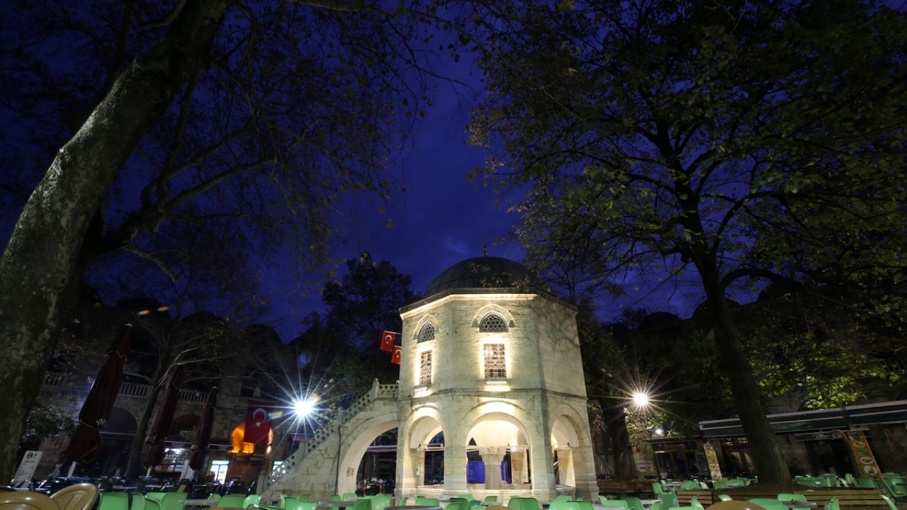 Tuğla ve kesme taştan yapılan Kozahan, 1630, 1671 ve 1784`te, ortasındaki mescit ise 1946 ve 2007`de onarım gördü.