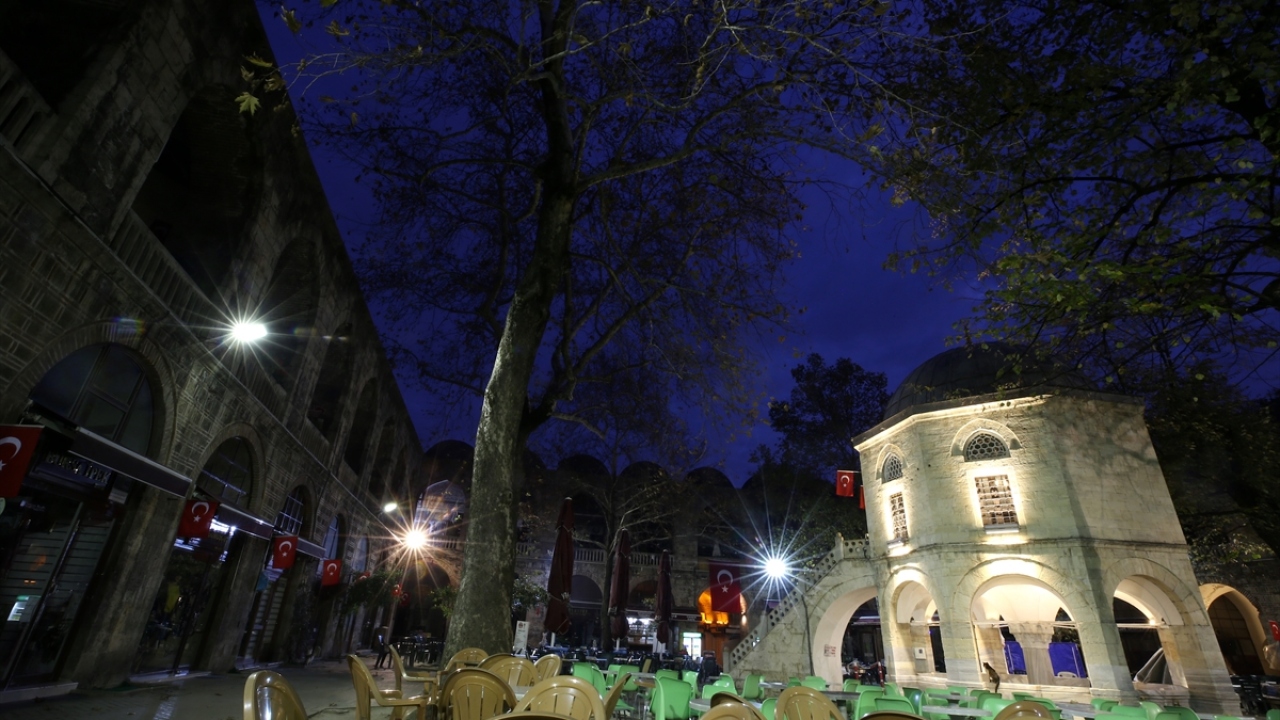 Geniş, dikdörtgen bir avlunun çevresinde iki katlı, 95 odalı hanın ortasındaki küçük mescidin altında bir şadırvan bulunuyor. 