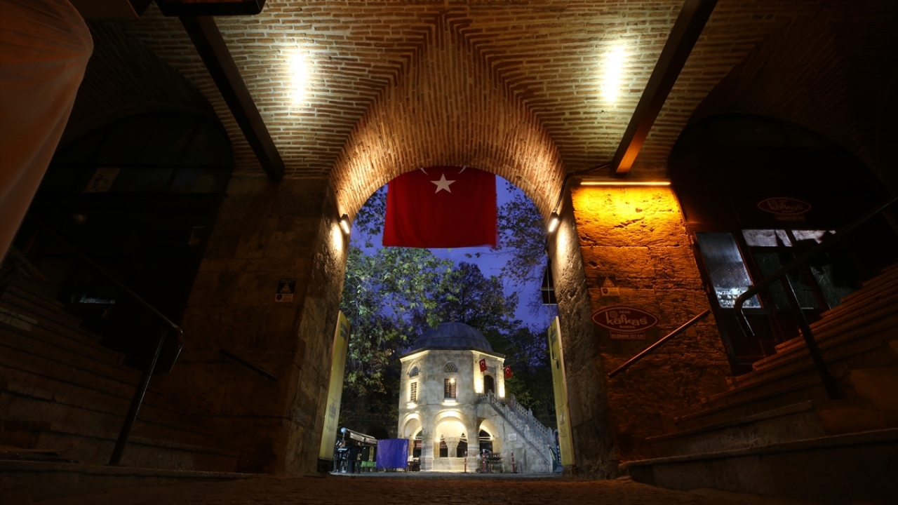 Kozahan, Uzun Çarşı`ya mavi çinilerle süslü bir taç kapı ile açılıyor. Bu süslü kapı da açık çarşı ve Kapalı Çarşı`ya açılıyor.