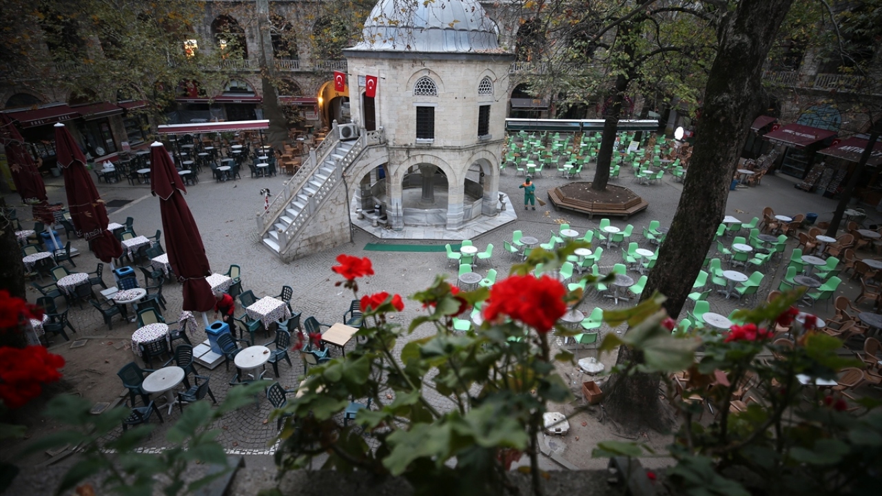Bu alan ve içindeki yapıların aynı zamanda bir kervansaray olduğunu ifade eden Şentürk, eskiden kervanlarla buraya gelinip konaklandığını anlattı.