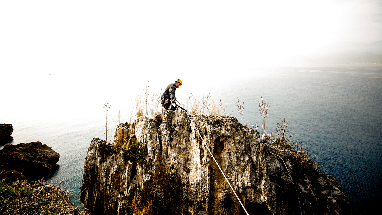 Toroslar Doğa Spor Kulübü (TODOSK) üyelerinden oluşan 30 kişilik ekip, Muratpaşa Belediyesinin desteğiyle falezler bölgesini temizledi. 