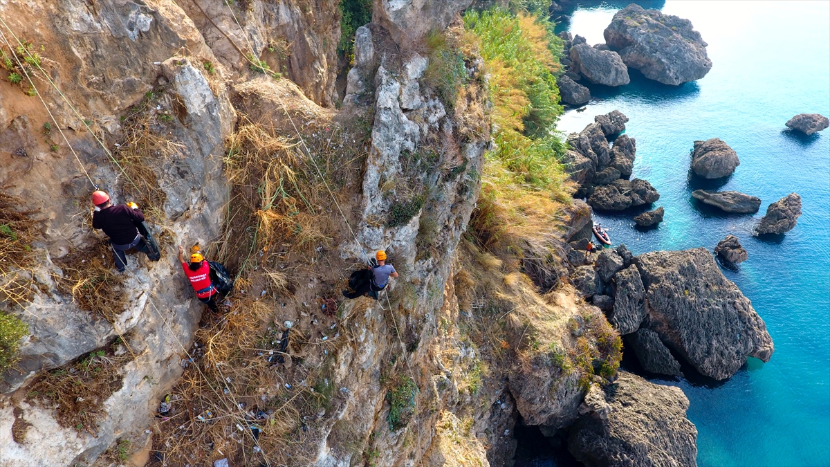 Güvenlik önlemlerini aldıktan sonra yaklaşık 35 metre yükseklikteki falezlerden aşağı halatlarla inen dağcıların yaptığı çevre temizliği komando eğitimlerini aratmadı. 