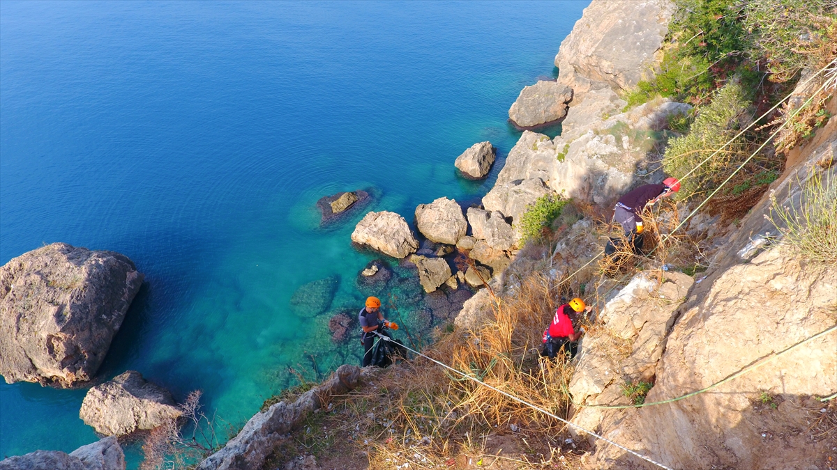 TODOSK tırmanış antrenörü Hasan Altundaş, yaptığı açıklamada, çevreye duyarlı bazı kent sakinlerinin falezlerdeki çöplerin temizlenmesi için kendilerine başvurduğunu söyledi.  