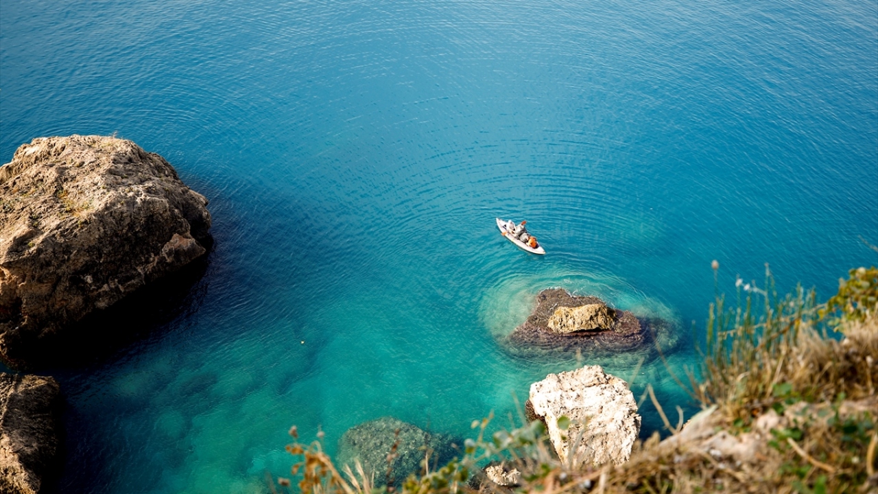 Deniz kenarındaki ulaşılması güç kayalıklardaki çöpleri toplayan dağcılara kanolarla gelen vatandaşlar da eşlik etti. 