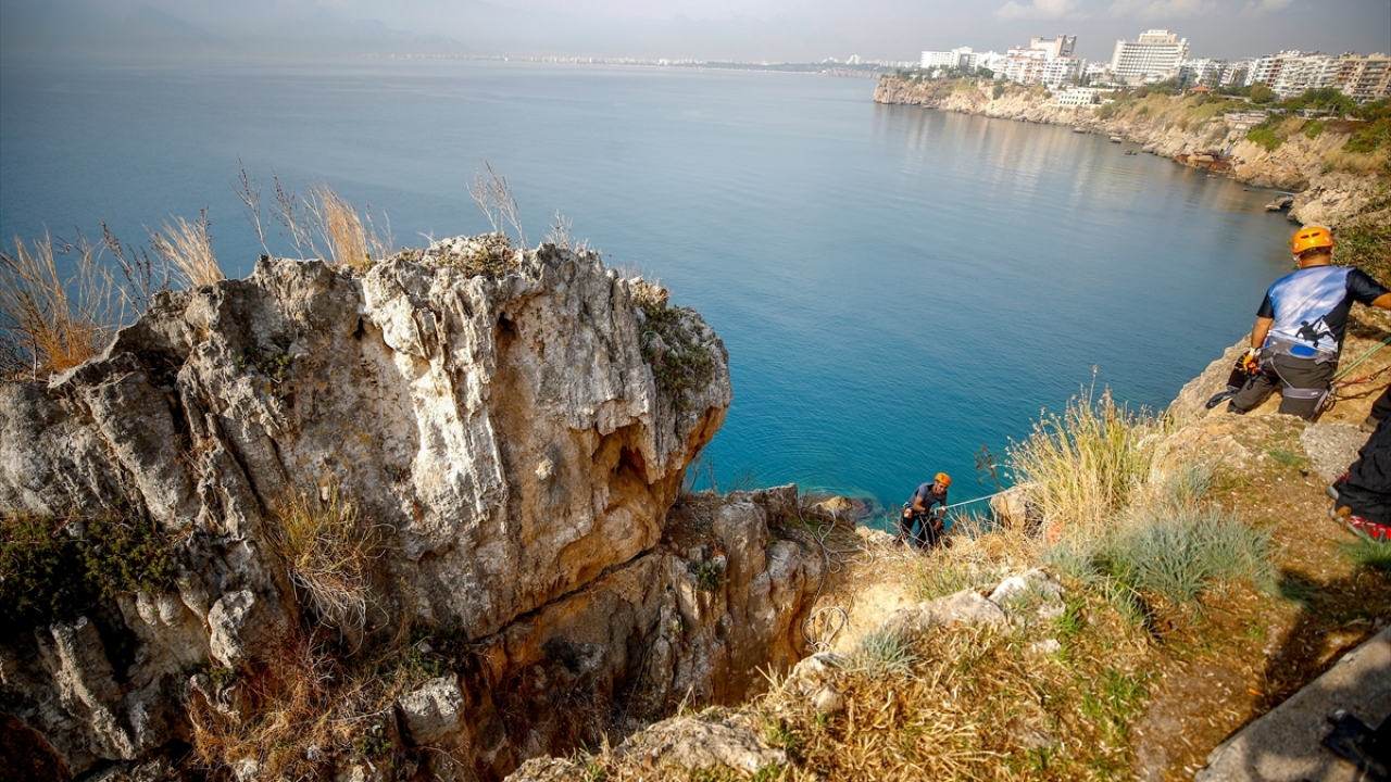 Altundaş, dünyaca ünlü falezlerde böyle bir manzarayla karşılaşmaktan üzüntü duyduklarını dile getirdi. 