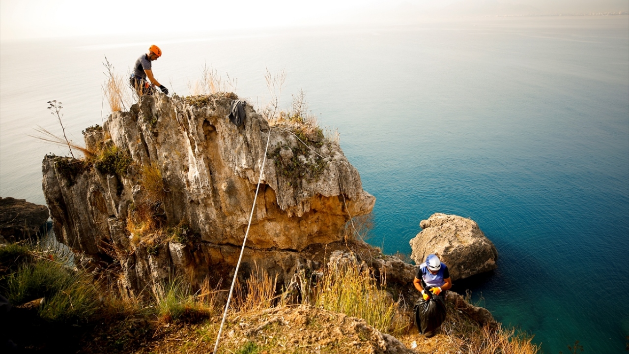 "Denizden metrelerce yükseklikte temizlik yapıyoruz."