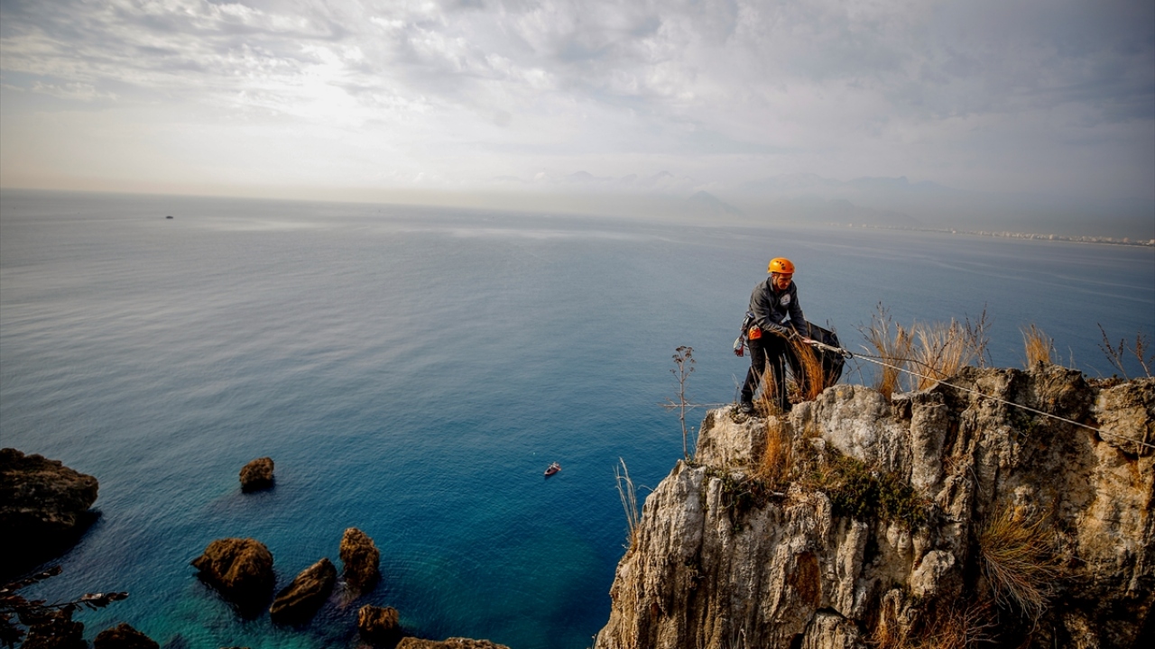 Dağcıların çevre temizliğini çevredekiler ilgiyle izledi. 