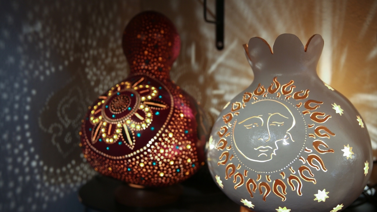 Antalya`da yaklaşık 7 yıl turizm sektöründe çalışan 36 yaşındaki Hatice Adıgüzel, eşine gelen hediyeden çok etkilenerek bu dekoratif eşyanın nasıl üretildiğini araştırmaya başladı.