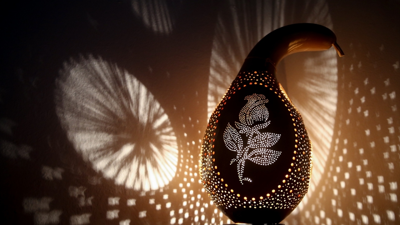 Hasadını yaptığı su kabağından oldukça yüksek bir rekolte elde eden Adıgüzel, evinin bir odasını atölyeye dönüştürerek kendilerine hediye edilen ürünün benzerlerini imal etmeye başladı.