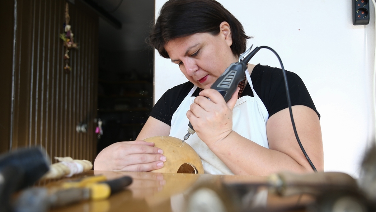 Macaristan, Almanya, Hollanda, İngiltere ve ABD`ye su kabağından yapılmış lamba, abajur ve çeşitli dekoratif ürün satışı yapan Adıgüzel, bu yıl Estonya`dan da sipariş aldı.