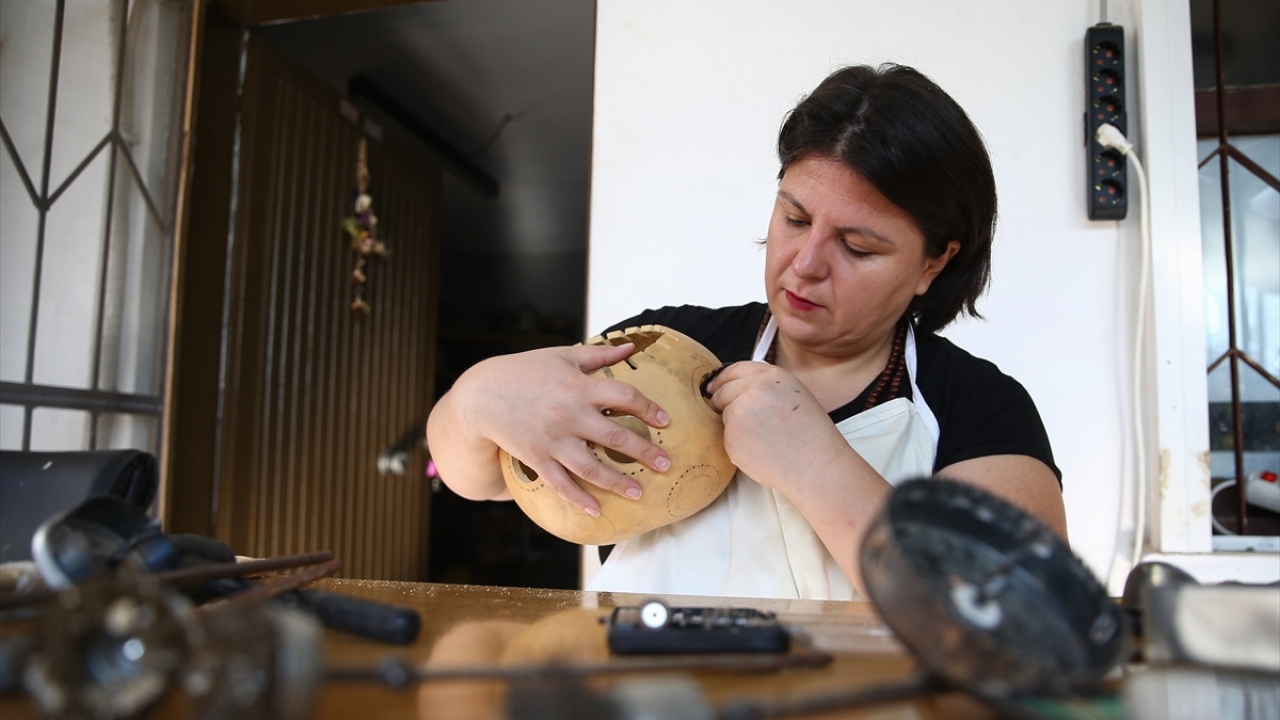 Adıgüzel, eşinin de verdiği destekle önceleri deneme yanılmayla amatörce yapmaya çalıştığı lambaları, bugün profesyonelce üretmeyi başarmanın mutluluğunu yaşadığını dile getirdi.