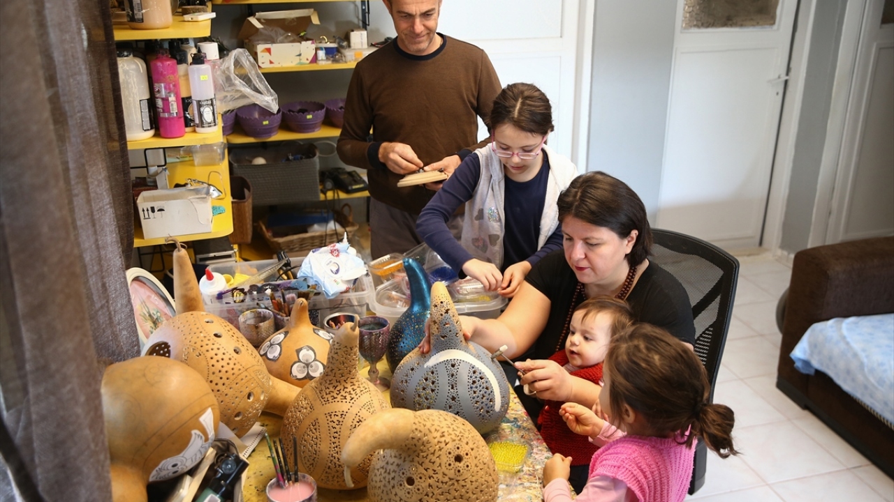 Hatice Adıgüzel, kabakları eşi Alper, çocukları 10 yaşındaki Nehir ve 5 yaşındaki Derin ile işleyerek taleplere yetişmeye çalışıyor.