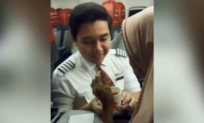 Kabin görevlisi yaşlı yolcunun yemeğini kendisi yedirdi