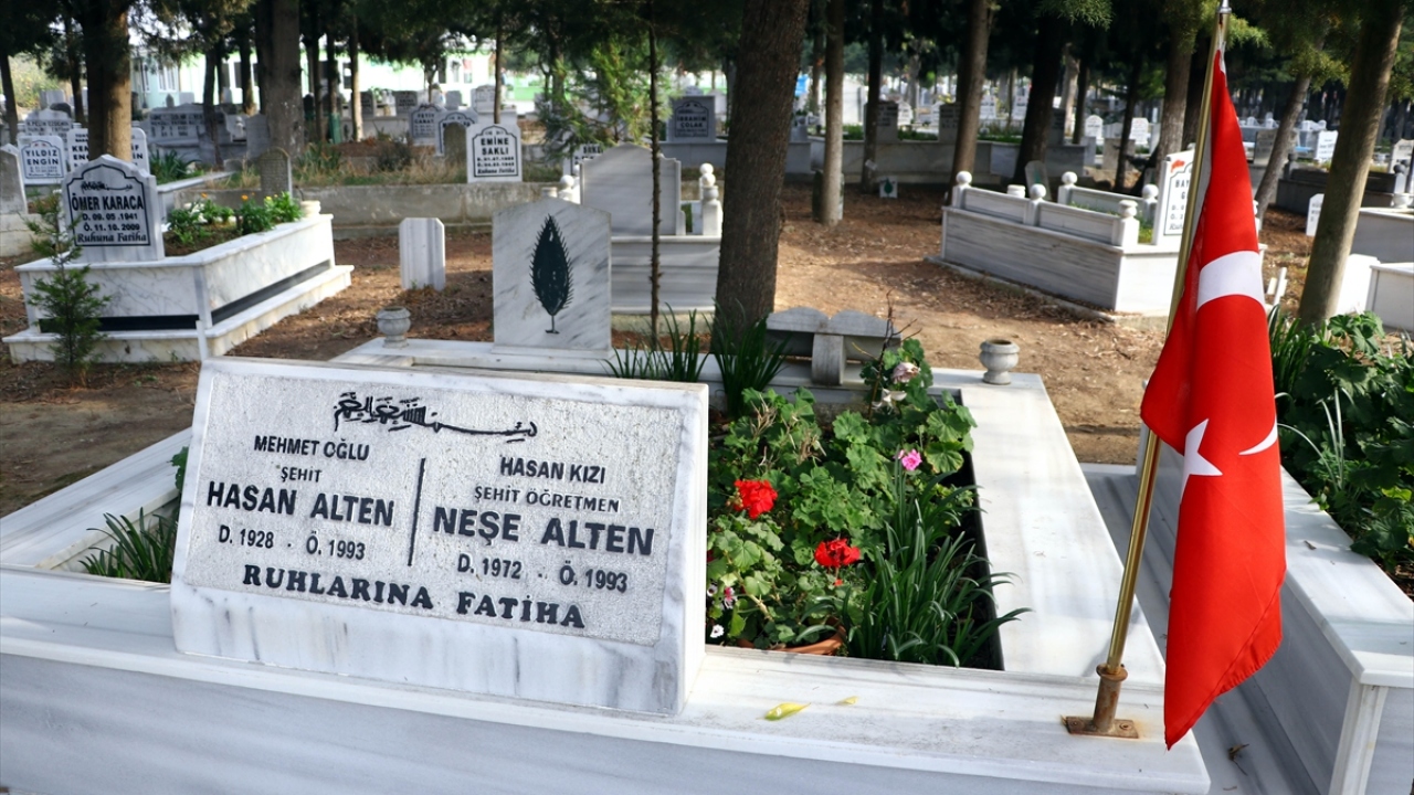 Kızının hasretini başka öğretmenlerle dindiriyor