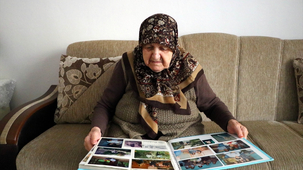 Aradan geçen 26 yılda yaşadığı acının izlerini silemeyen 82 yaşındaki anne Nazife Alten, her 24 Kasım Öğretmenler Günü`nde çok sayıda öğrenci, öğretmen ve vatandaş tarafından ziyaret ediliyor.