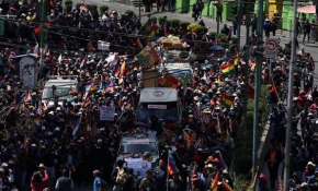 Bolivya'da cenazeleriyle yürümek isteyen protestoculara polis müdahalesi