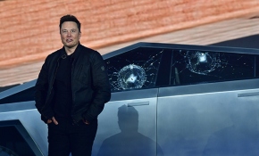 Cybertruck'ın "kırılmaz" camı kırıldı