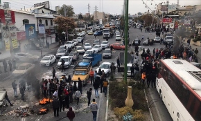 ABD ambargosu kıskacındaki İran'da benzin zammı protestoları