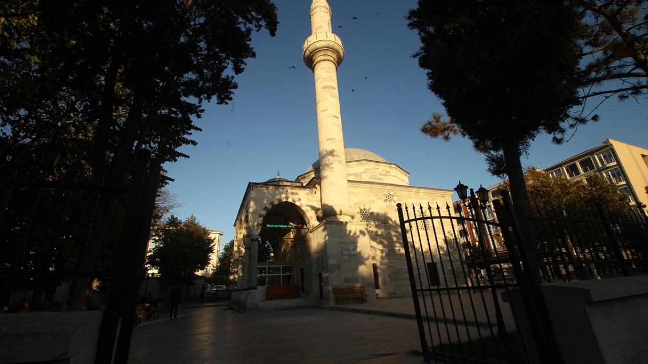 Kanuni Sultan Süleyman döneminde kesme taştan yaptırılan cami, Osmanlıyı yansıtan mimarisi, tarihi ve taş kaide üzerinde yükselen minaresiyle zamana direniyor. 
