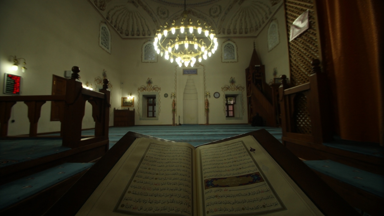 Kanuni Sultan Süleyman döneminde kesme taştan yaptırılan cami, Osmanlıyı yansıtan mimarisi, tarihi ve taş kaide üzerinde yükselen minaresiyle zamana direniyor. 