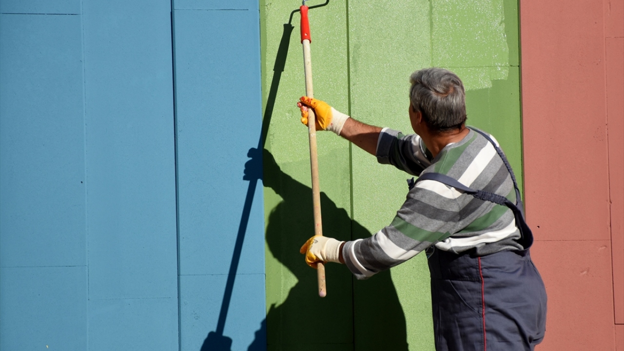 Kayseri`de Durak Hava Demir İlk ve Ortaokulunda görev yapan fen bilgisi öğretmeni Ulusoy, okulların boya ve badana işlerini, öğrenciler için karşılık beklemeden yapıyor. 