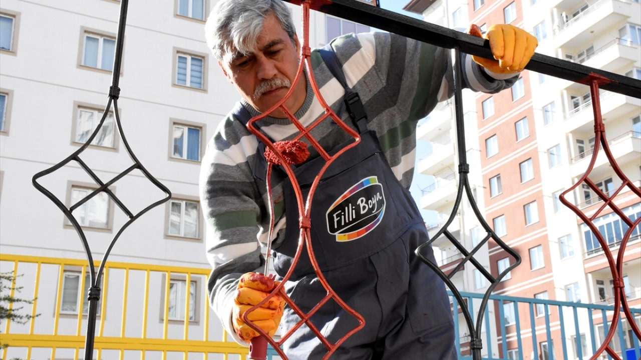 Öğrencilerin daha güzel ortamlarda eğitim görmesi için tatillerde ve boş zamanlarında ihtiyacı olan okulların boya badana işlerini yapan Ulusoy, öğrencilerin "boyacı öğretmen" diye seslenmesinden de büyük mutluluk duyuyor.