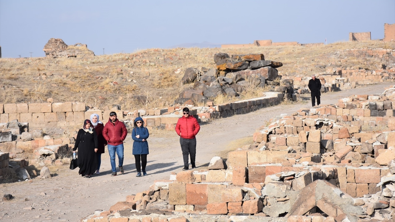 Her mevsim doğal güzellikleri ve tarihi dokusuyla misafirlerini cezbeden Ani`yi geçen yılın ilk 6 ayında 54 bin 610, bu yılın aynı döneminde de 70 bin 603 kişi gezdi.
