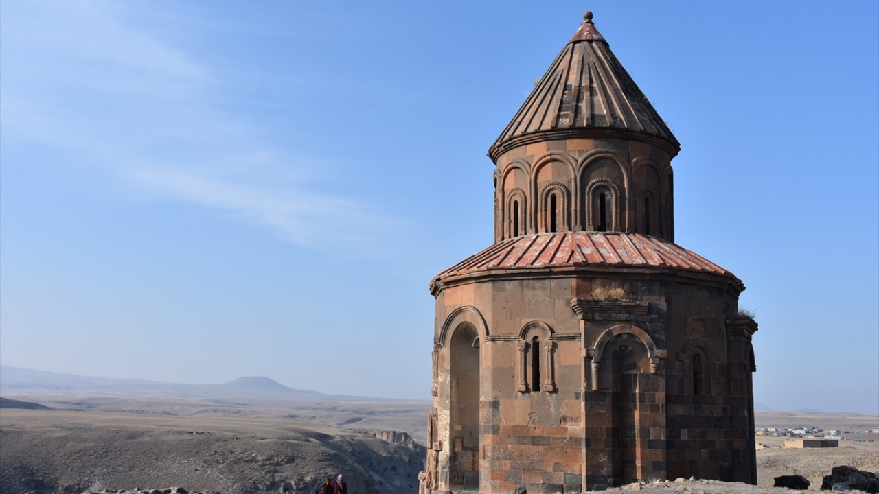 Kurulduğu günden bu yana 23 medeniyete ev sahipliği yapan, aynı zamanda Kafkaslardan Anadolu`ya ilk giriş kapısı olan Ani, ilkbahar, yaz, sonbahar ve kış aylarında ziyaretçilerin ilgi odağında. 
