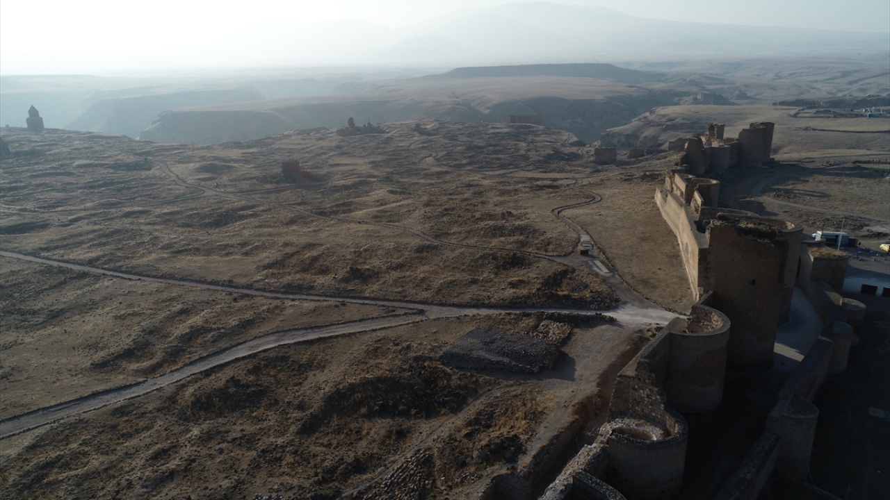 Türkiye-Ermenistan sınırında yer alan Kars`ın Arpaçay ilçesi yakınındaki Ani, 961-1045 yıllarında Pakraduni Hanedanlığı döneminde Ermeni hükümdarlarına başkentlik yaptı.
