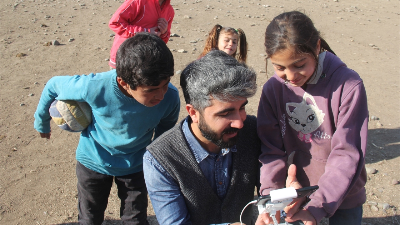 Çocuklar onlar için gelen hediyeleri bırakıp meraklı ve şaşkın bakışlarla peşinden koştukları cihazı yakalamaya çalıştı. Çocukların büyük sevinçle drone kovalaması çevredekileri gülümsetti.